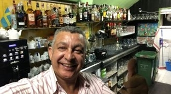 Bild von Manolo, Wirt und Chef vom Cafe MArlene hinter der Theke